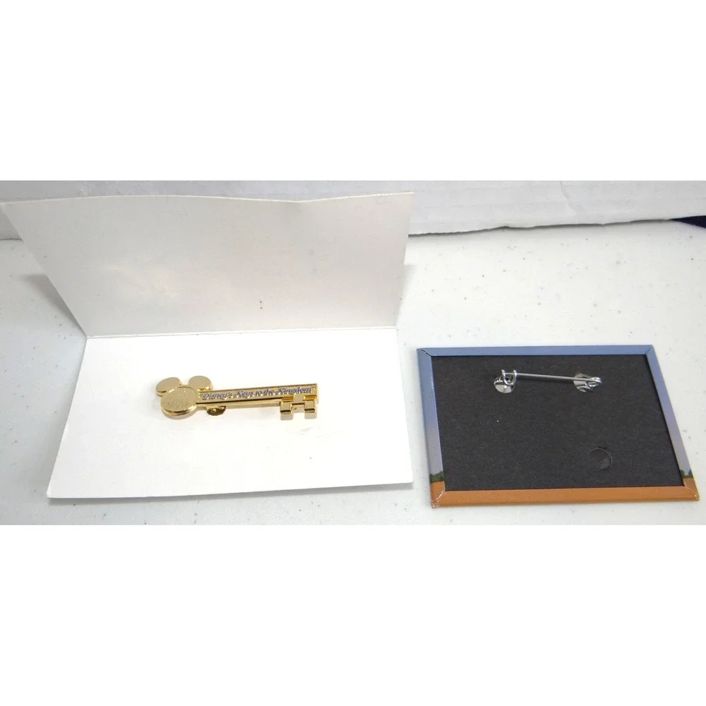 Disney Keys to the Kingdom‎ Tour Gold Key Pin and Button Set Mickey Minnie WDW
